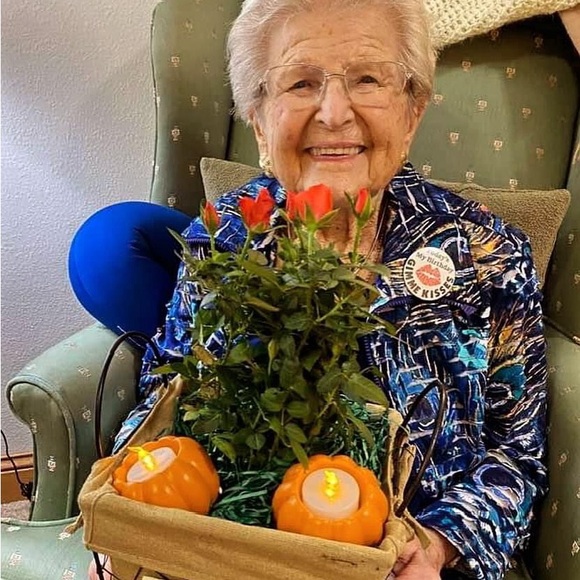 Meet your Posher, Amelia Blaska 🇺🇸❤️⚡️ - Picture 13 of 17